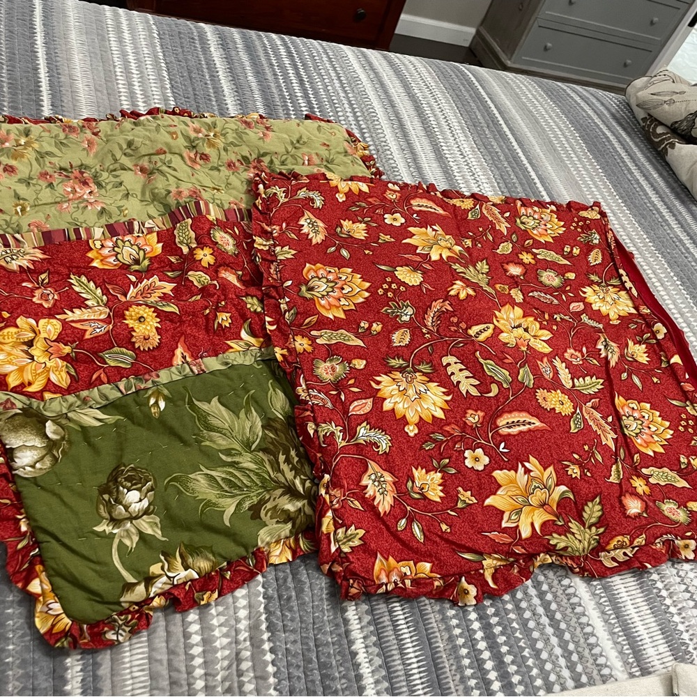3 matching pillow shams, EUC